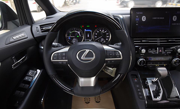 Giống với nhiều chiếc Lexus khác, vô-lăng của LM được bọc da sang trọng và đi kèm với tính năng điều chỉnh ra/vào, độ nghiêng.